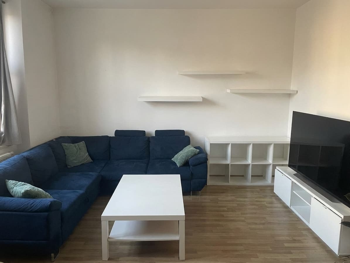 AI virtual room makeover decluttered room